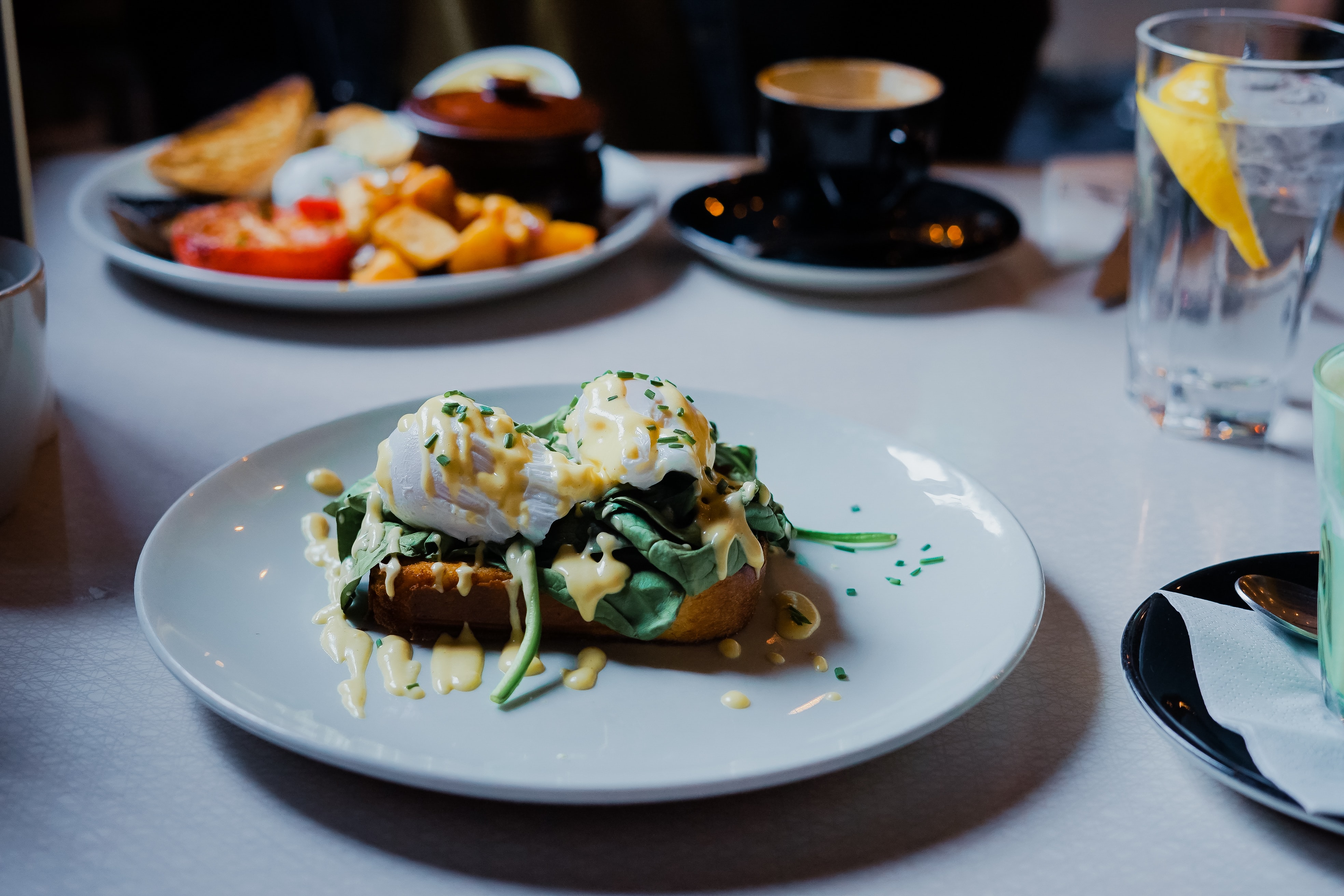 photo d'une assiette gastronomique avec des légumes et du fromage